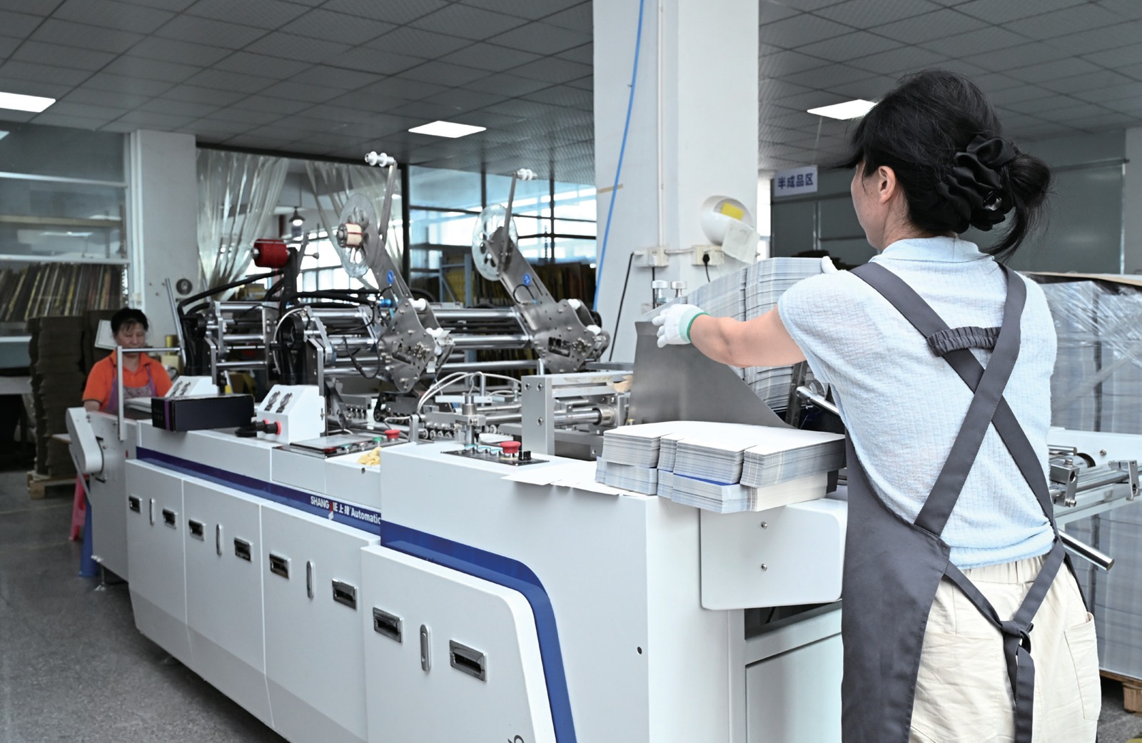 Automatic adhesive tape applicator